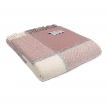 Фото английского пледа Шотландский шерстяной плед Lifestyle - Block Check - Сharcoal&Dusky Pink. Пледы из овечьей шерсти..